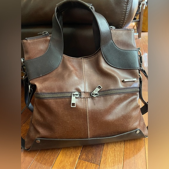 Matt and Nat - Very nice bag. Holds a lot! Some wear to the handles. - Picture 3 of 12